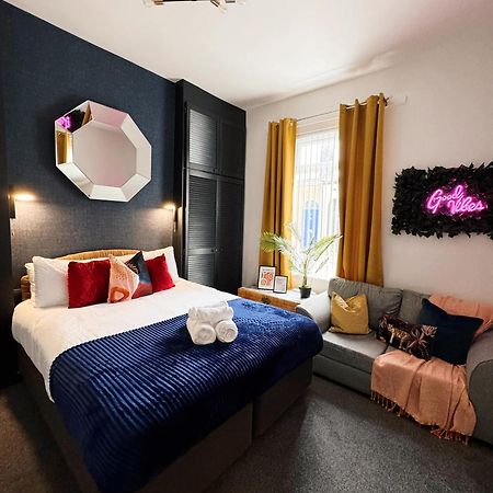 A&A Luxury Stay Rosedale St - Chic, Modern, City Centre, Neon Decor Съндърланд Екстериор снимка