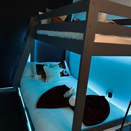 A&A Luxury Stay Rosedale St - Chic, Modern, City Centre, Neon Decor Съндърланд Екстериор снимка