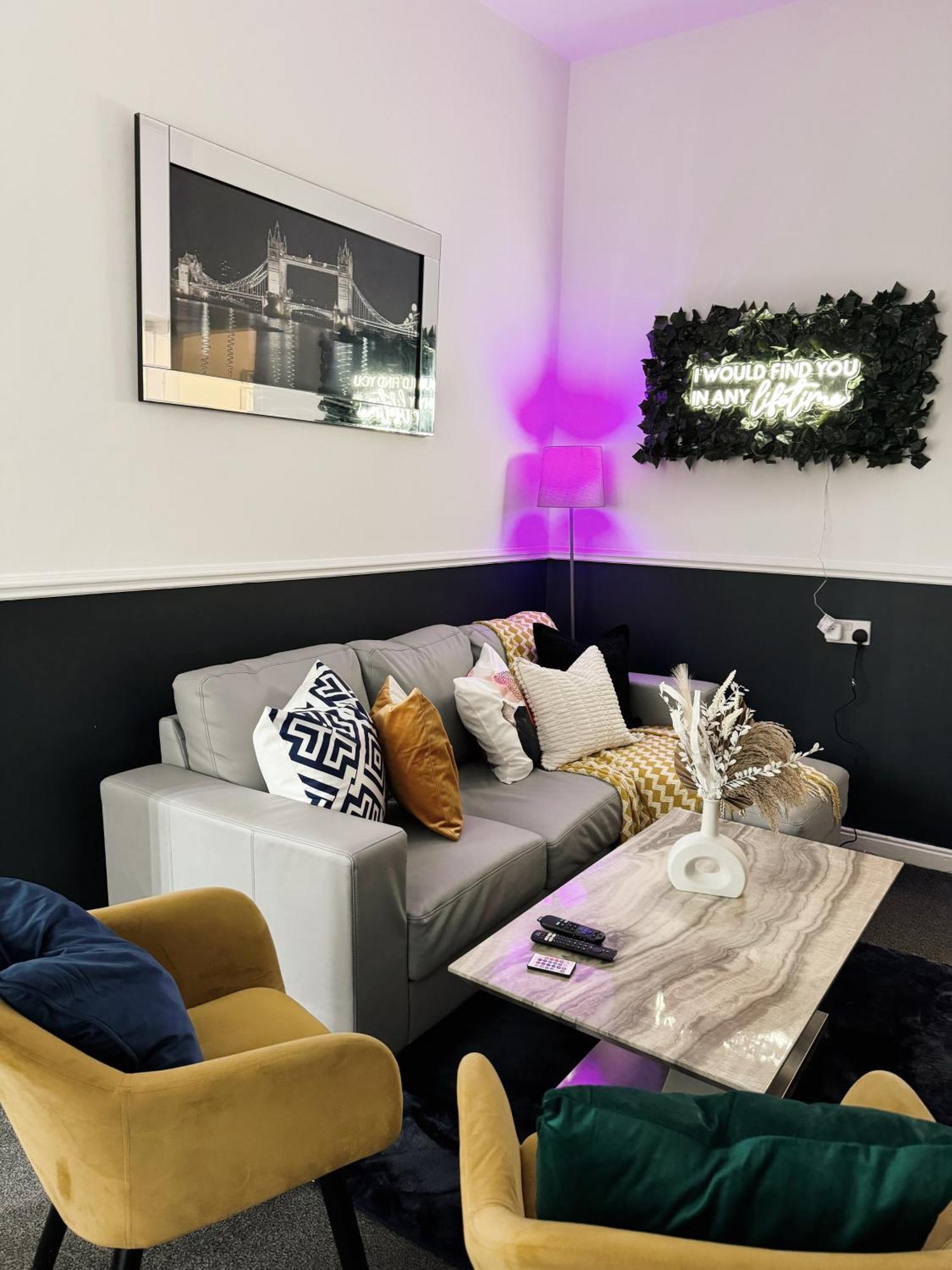A&A Luxury Stay Rosedale St - Chic, Modern, City Centre, Neon Decor Съндърланд Екстериор снимка
