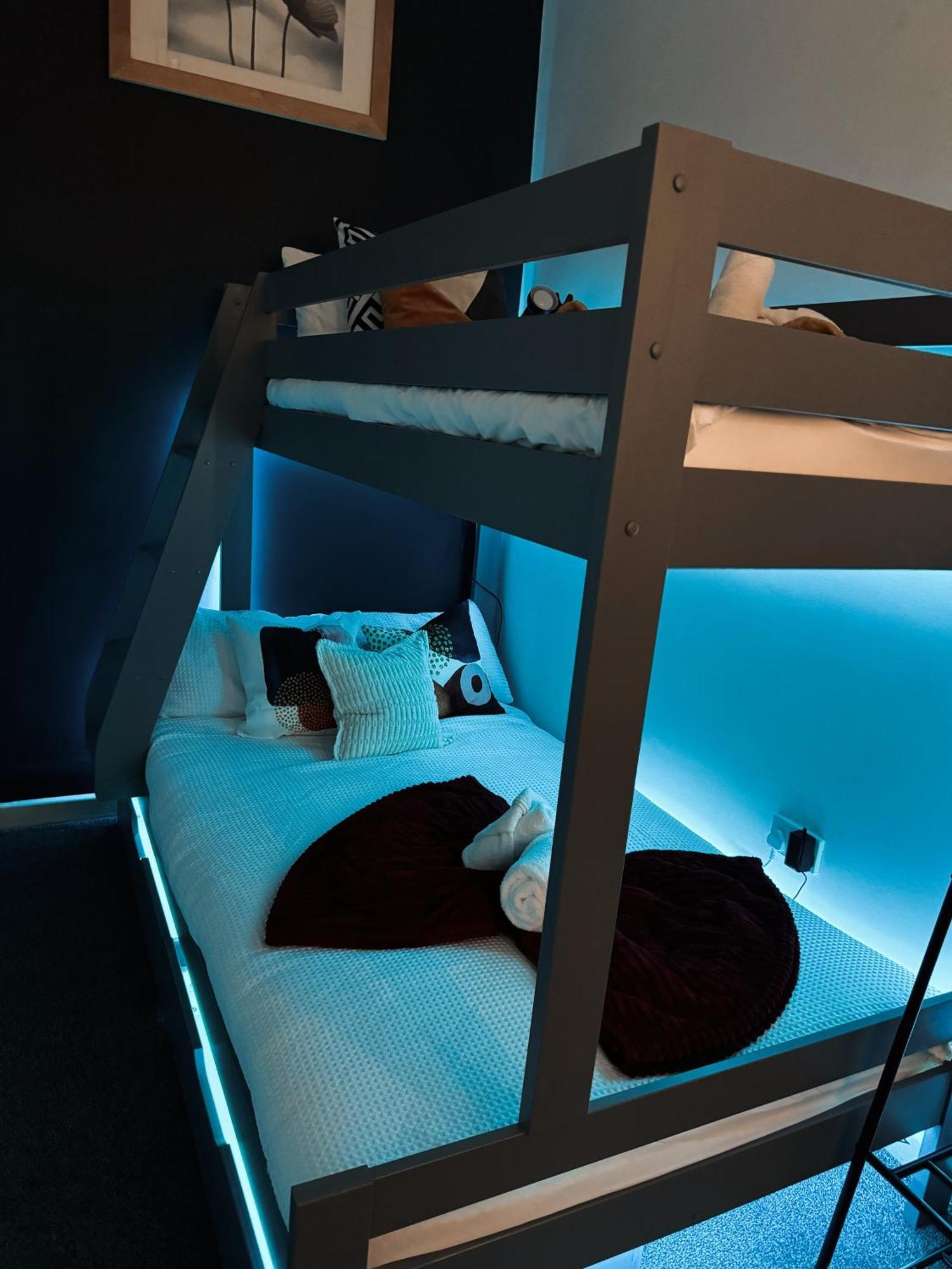 A&A Luxury Stay Rosedale St - Chic, Modern, City Centre, Neon Decor Съндърланд Екстериор снимка