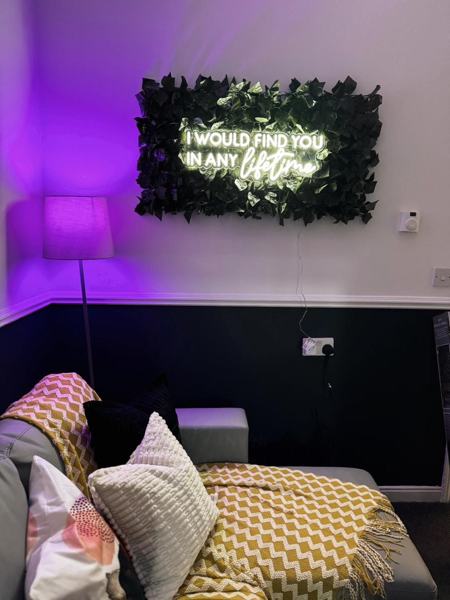 A&A Luxury Stay Rosedale St - Chic, Modern, City Centre, Neon Decor Съндърланд Екстериор снимка