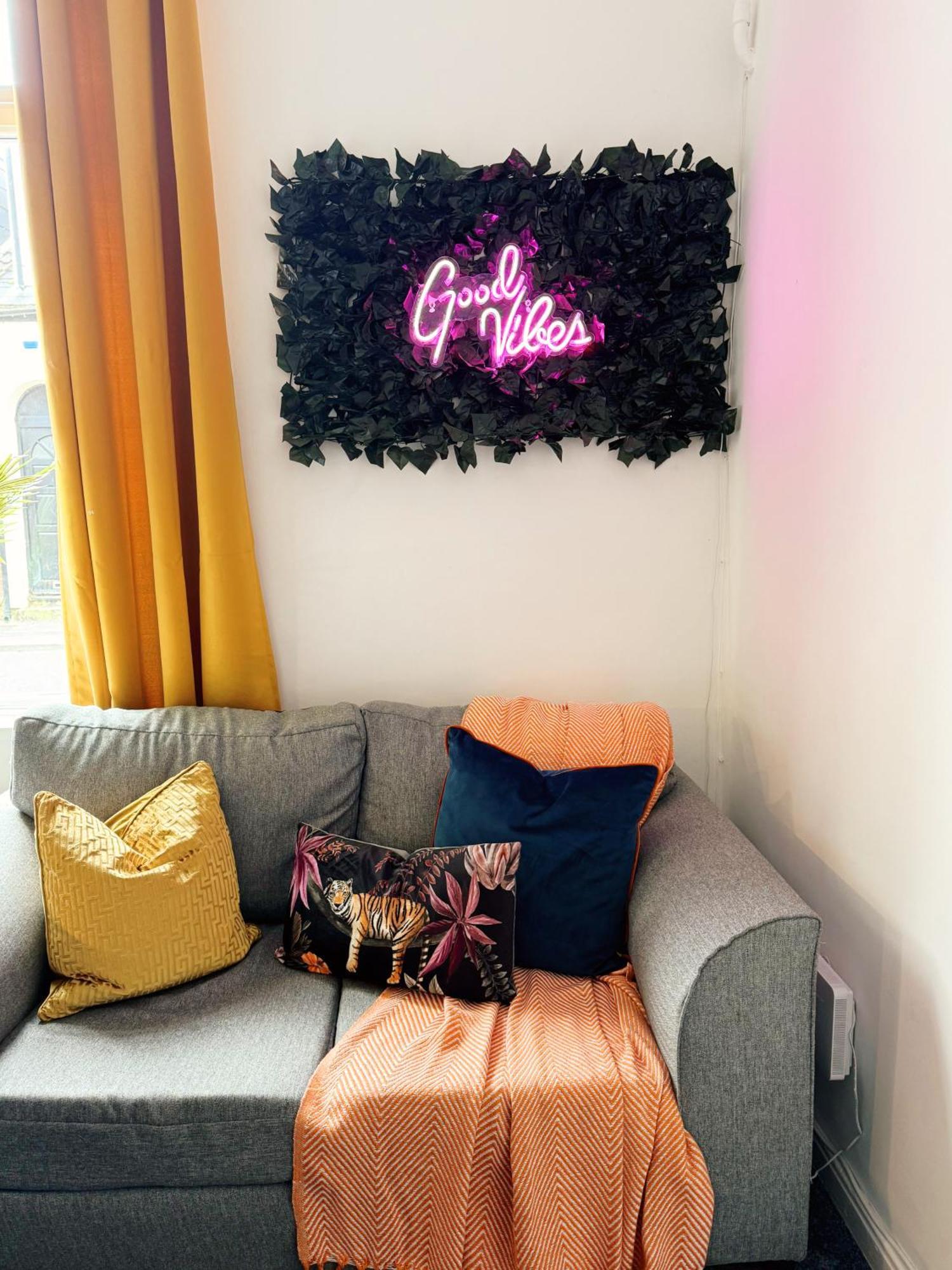 A&A Luxury Stay Rosedale St - Chic, Modern, City Centre, Neon Decor Съндърланд Екстериор снимка