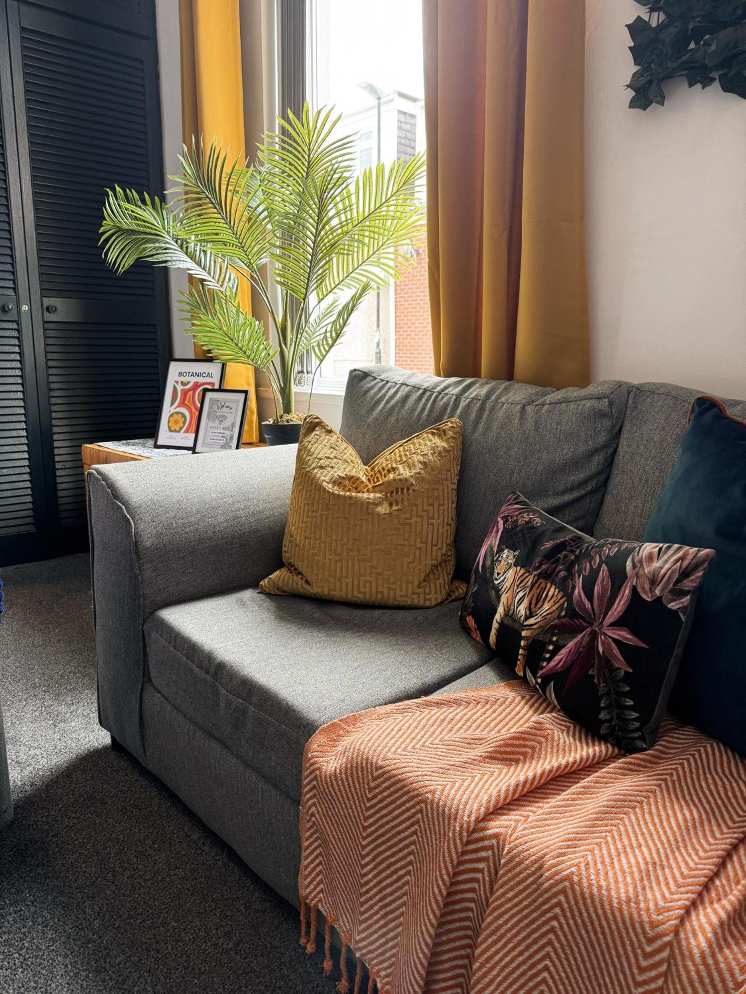A&A Luxury Stay Rosedale St - Chic, Modern, City Centre, Neon Decor Съндърланд Екстериор снимка