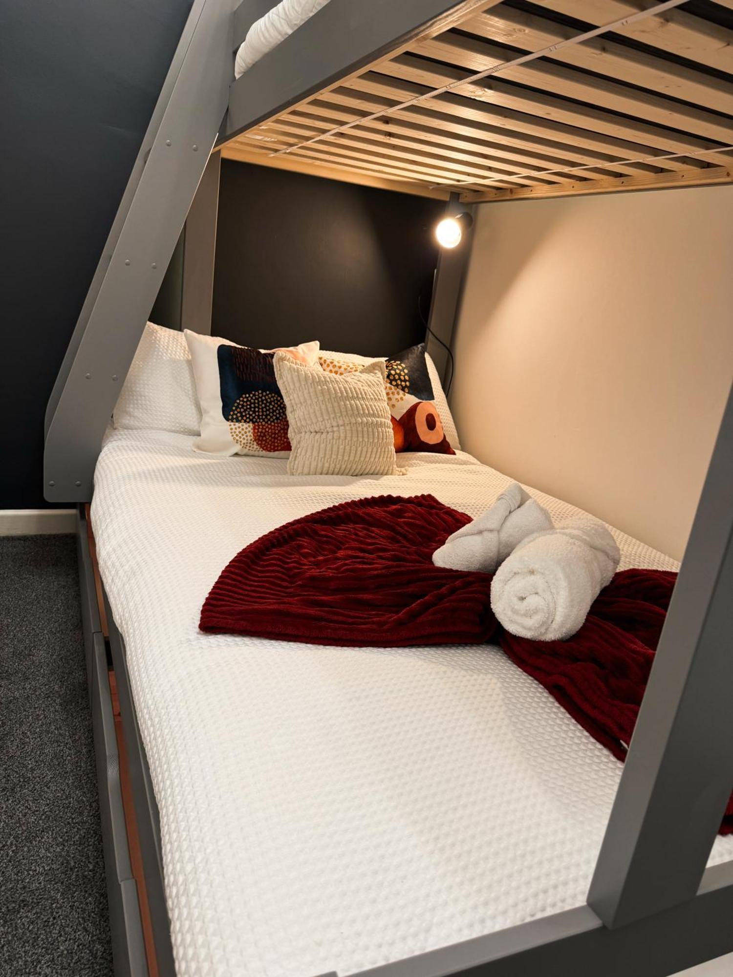 A&A Luxury Stay Rosedale St - Chic, Modern, City Centre, Neon Decor Съндърланд Екстериор снимка