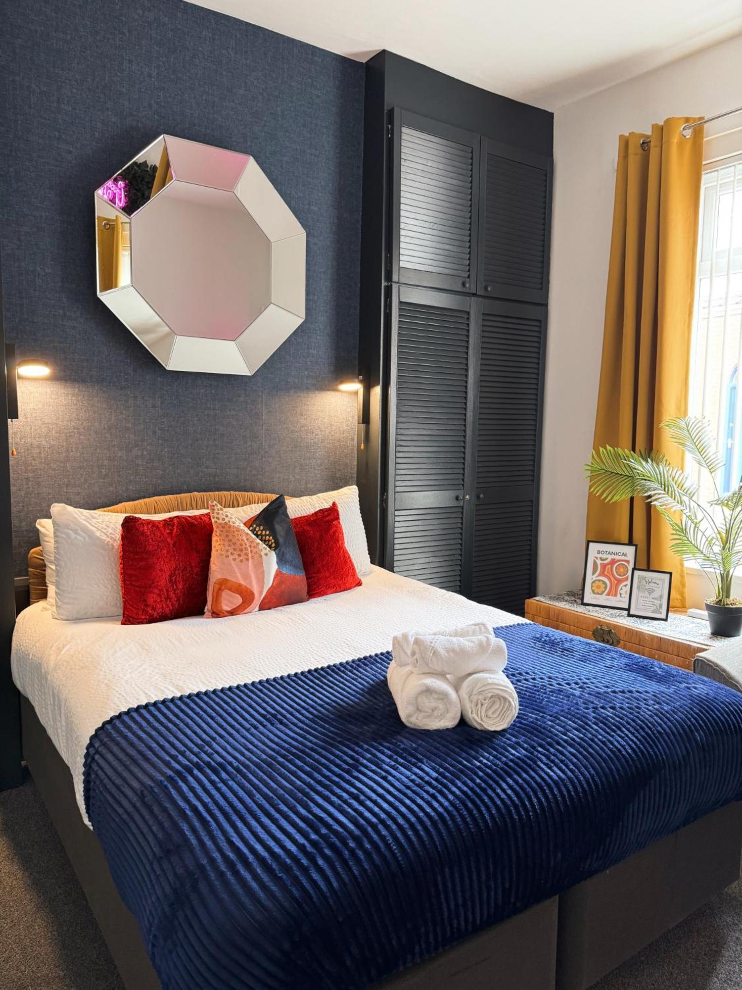 A&A Luxury Stay Rosedale St - Chic, Modern, City Centre, Neon Decor Съндърланд Екстериор снимка