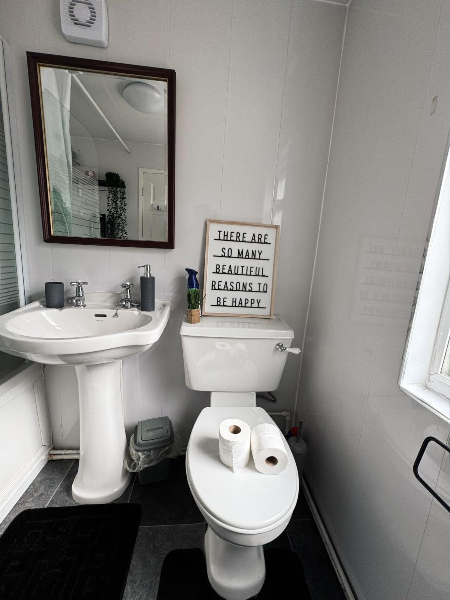 A&A Luxury Stay Rosedale St - Chic, Modern, City Centre, Neon Decor Съндърланд Екстериор снимка