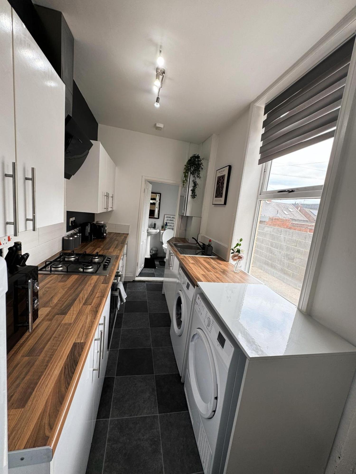 A&A Luxury Stay Rosedale St - Chic, Modern, City Centre, Neon Decor Съндърланд Екстериор снимка