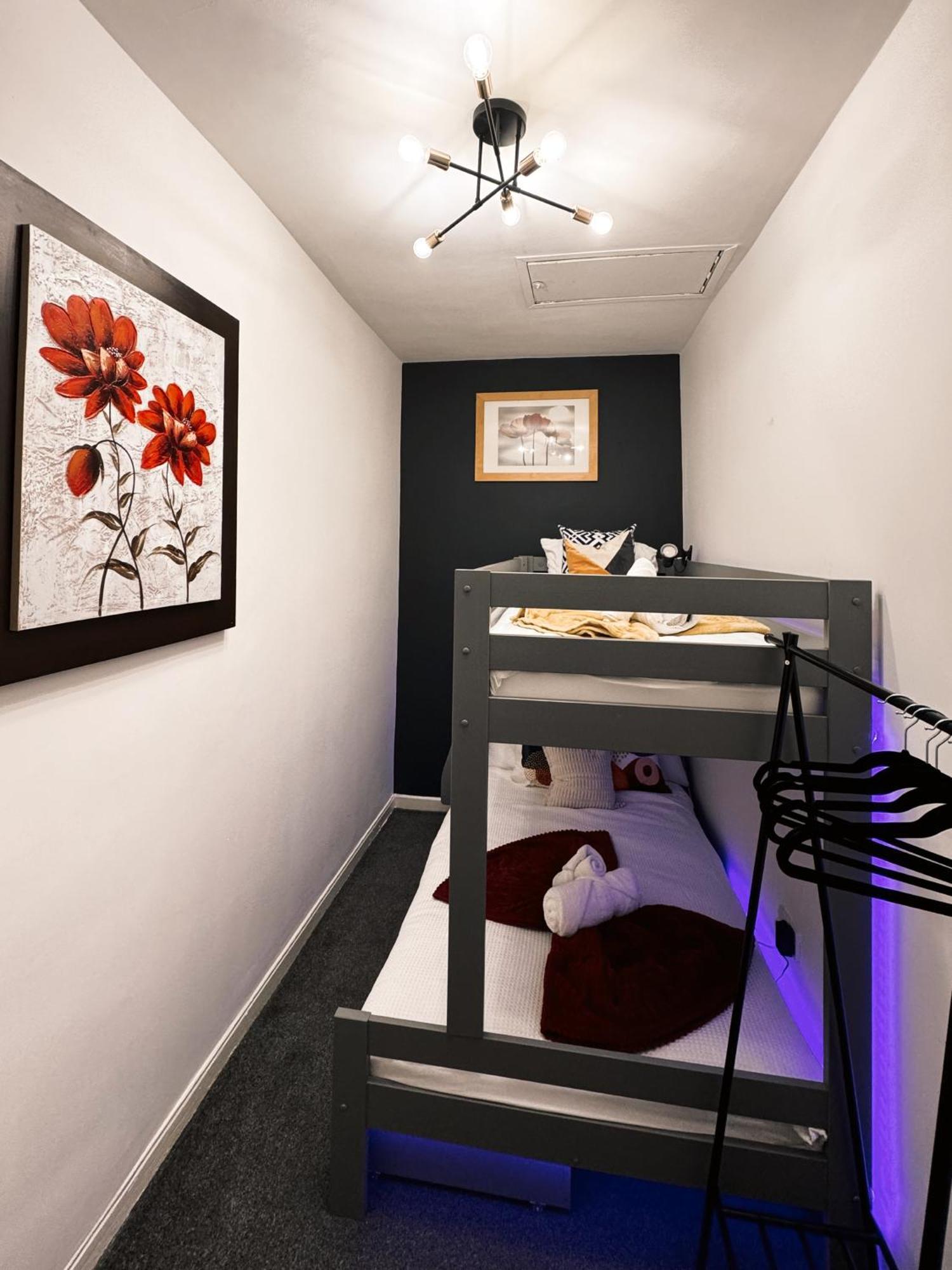 A&A Luxury Stay Rosedale St - Chic, Modern, City Centre, Neon Decor Съндърланд Екстериор снимка