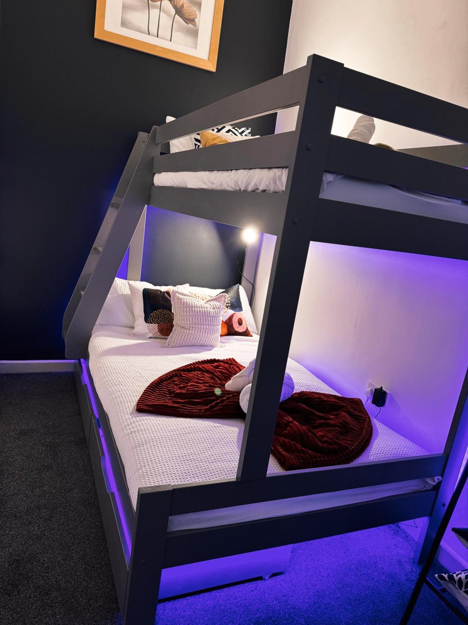 A&A Luxury Stay Rosedale St - Chic, Modern, City Centre, Neon Decor Съндърланд Екстериор снимка